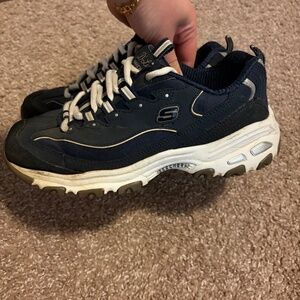 Women's Size 7 Sketchers Walking Shoe in Navy/White